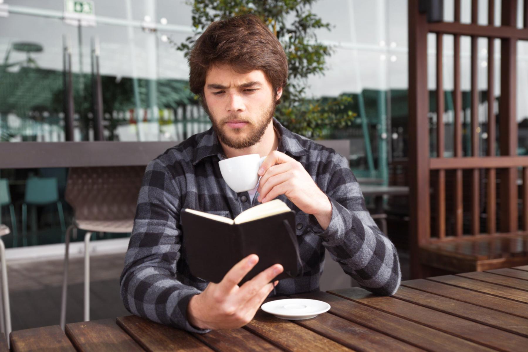 Professionelle Seminarumgebung mit modernem Arbeitsplatz